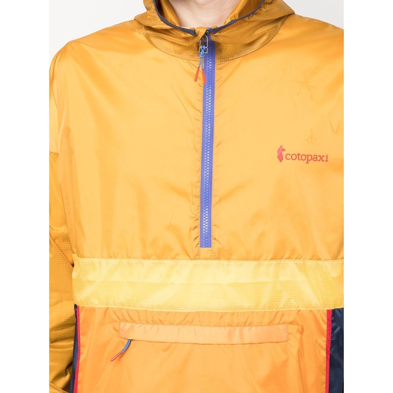 Front view with bag zipped and handles upright.