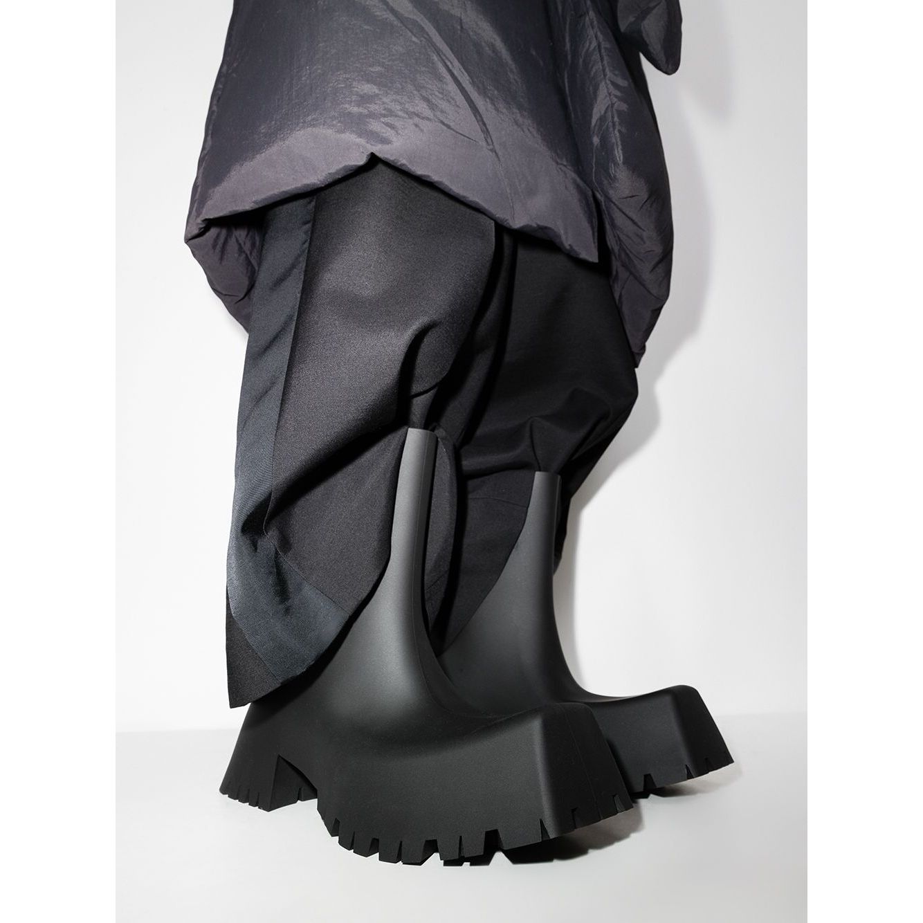Front view with bag zipped and handles upright.