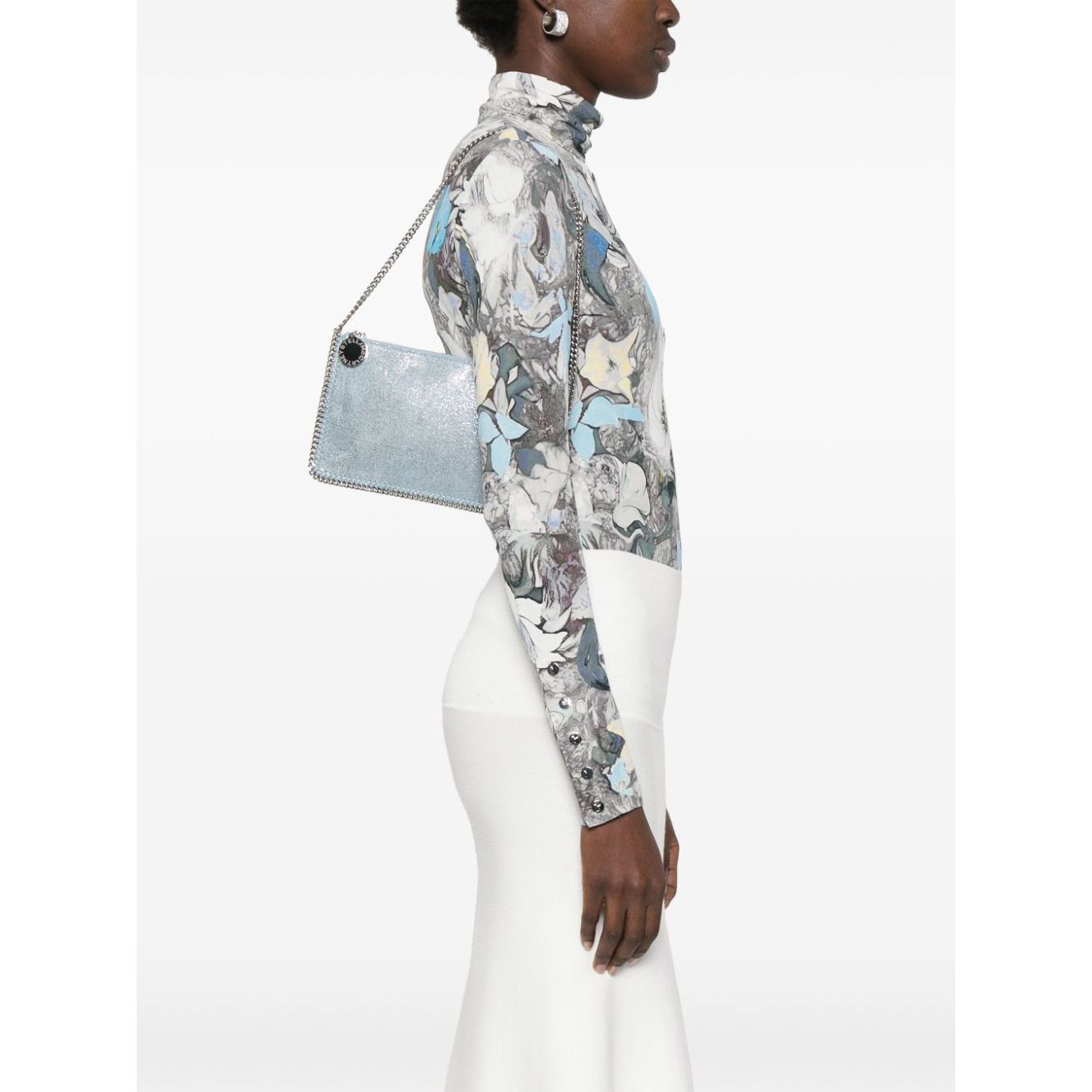 Front view with bag zipped and handles upright.