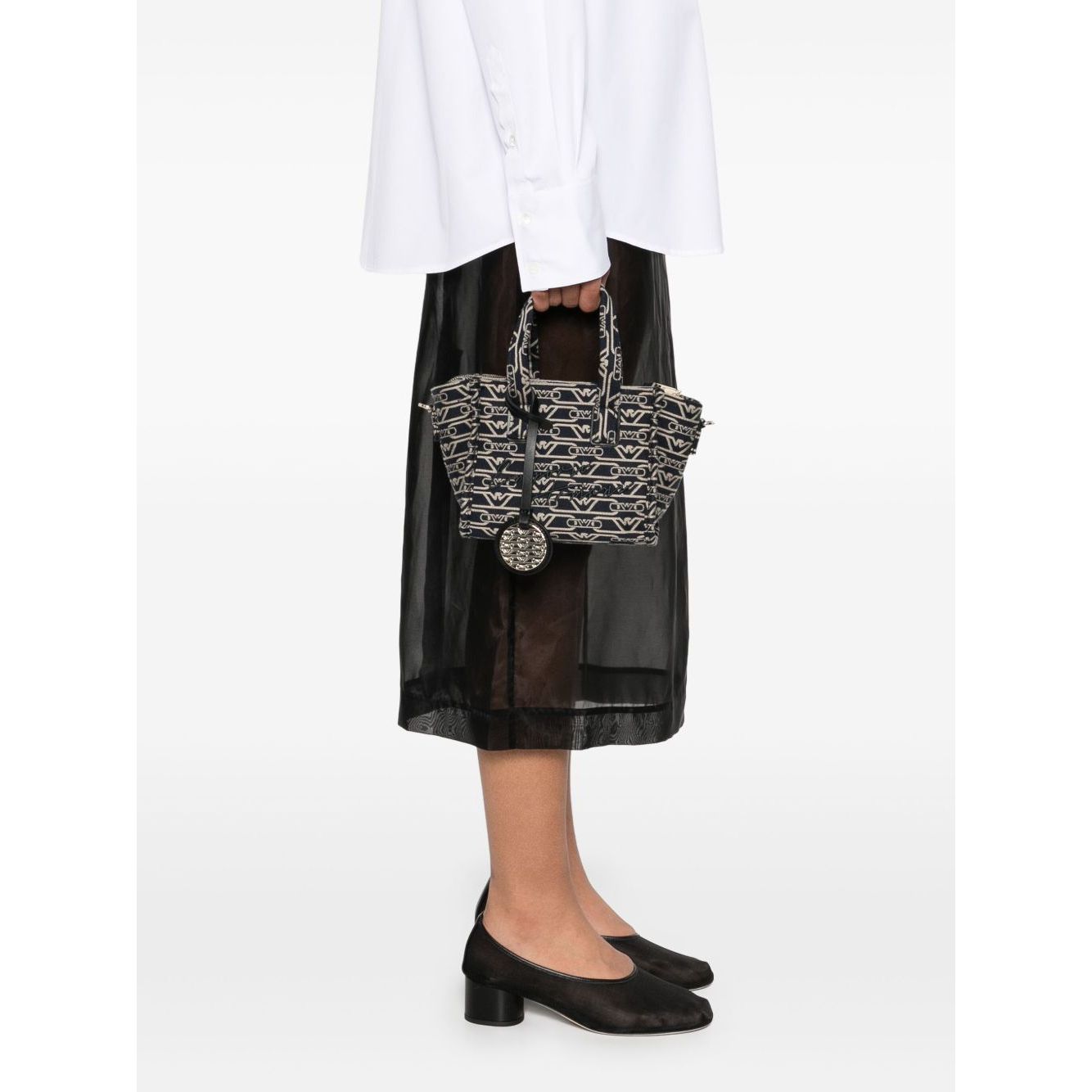 Front view with bag zipped and handles upright.