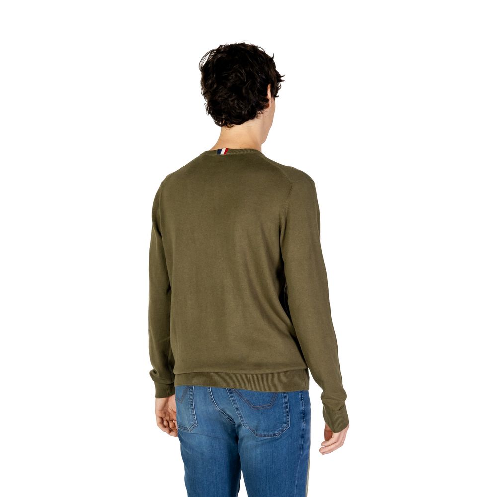 Front view with bag zipped and handles upright.