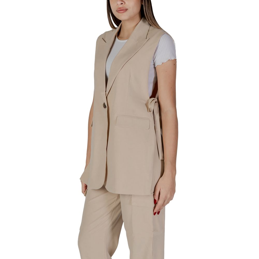 Front view with bag zipped and handles upright.