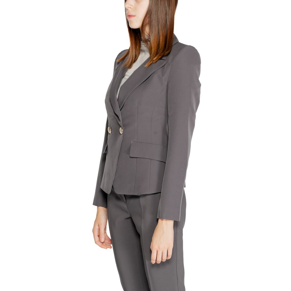 Front view with bag zipped and handles upright.
