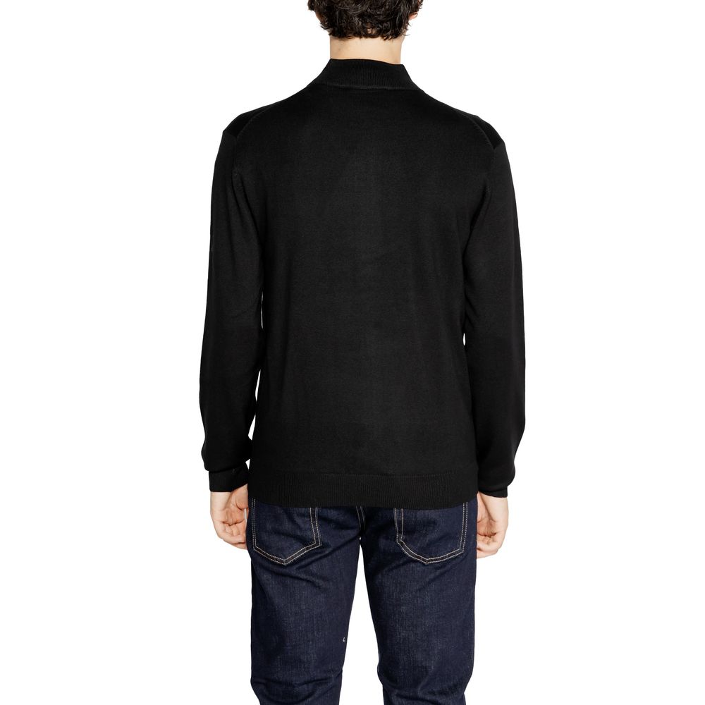 Front view with bag zipped and handles upright.