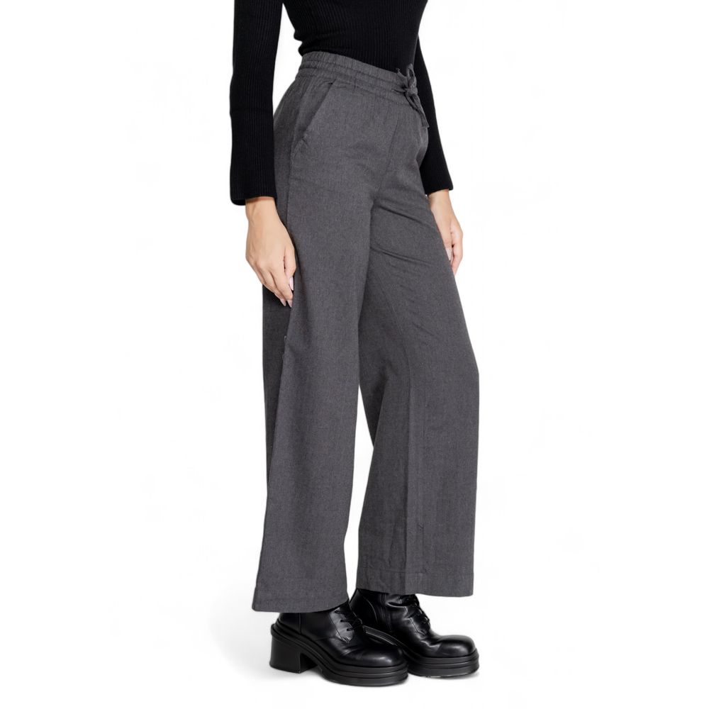 Jacqueline De Yong Gray Cotton Casual Pants with high waist and palazzo cut, shown on a model in side view, paired with black boots.