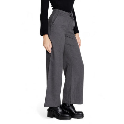 Jacqueline De Yong Gray Cotton Casual Pants with high waist and palazzo cut, shown on a model in side view, paired with black boots.