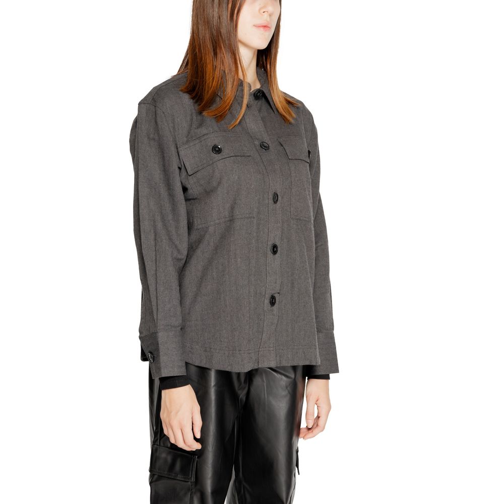 Jacqueline De Yong Black Recycled Cotton Blouse with loose fit and two front pockets, ideal for casual modern style.