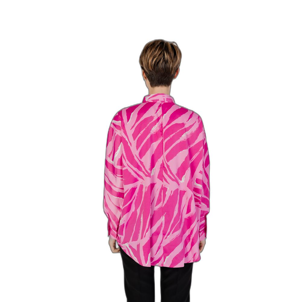 Front view with bag zipped and handles upright.