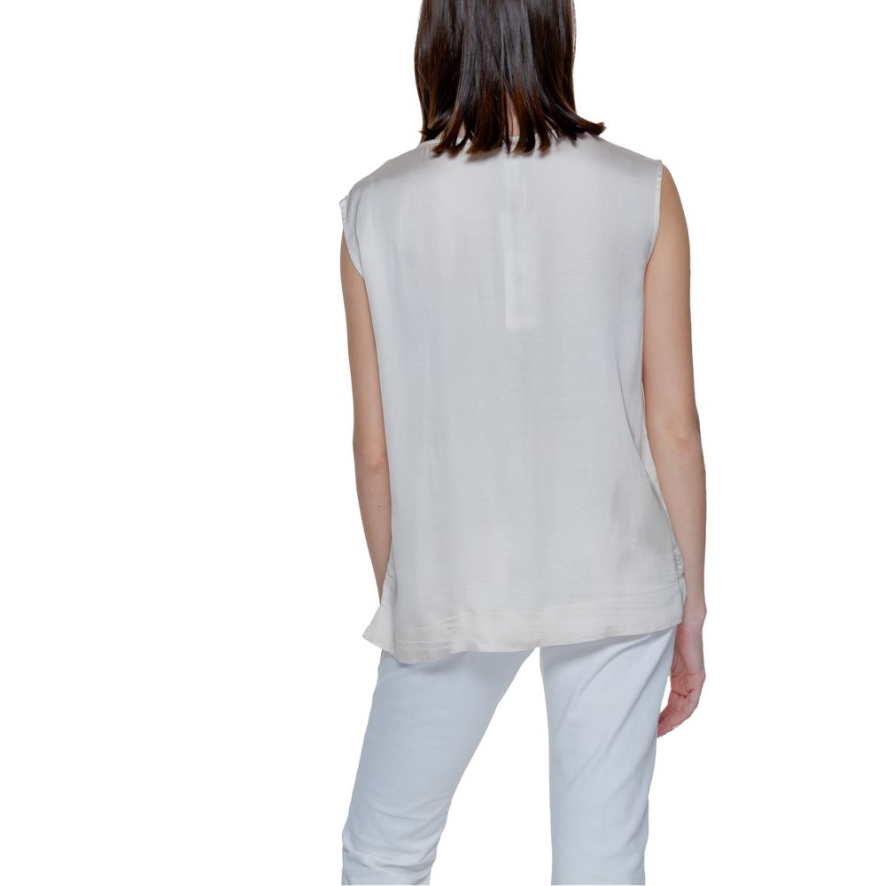 Front view with bag zipped and handles upright.