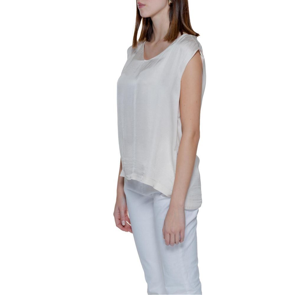 Front view with bag zipped and handles upright.