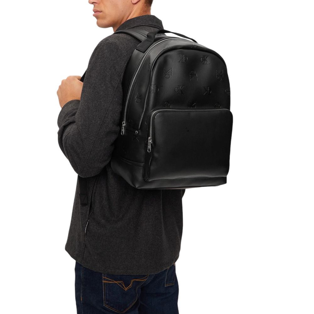 Front view with bag zipped and handles upright.