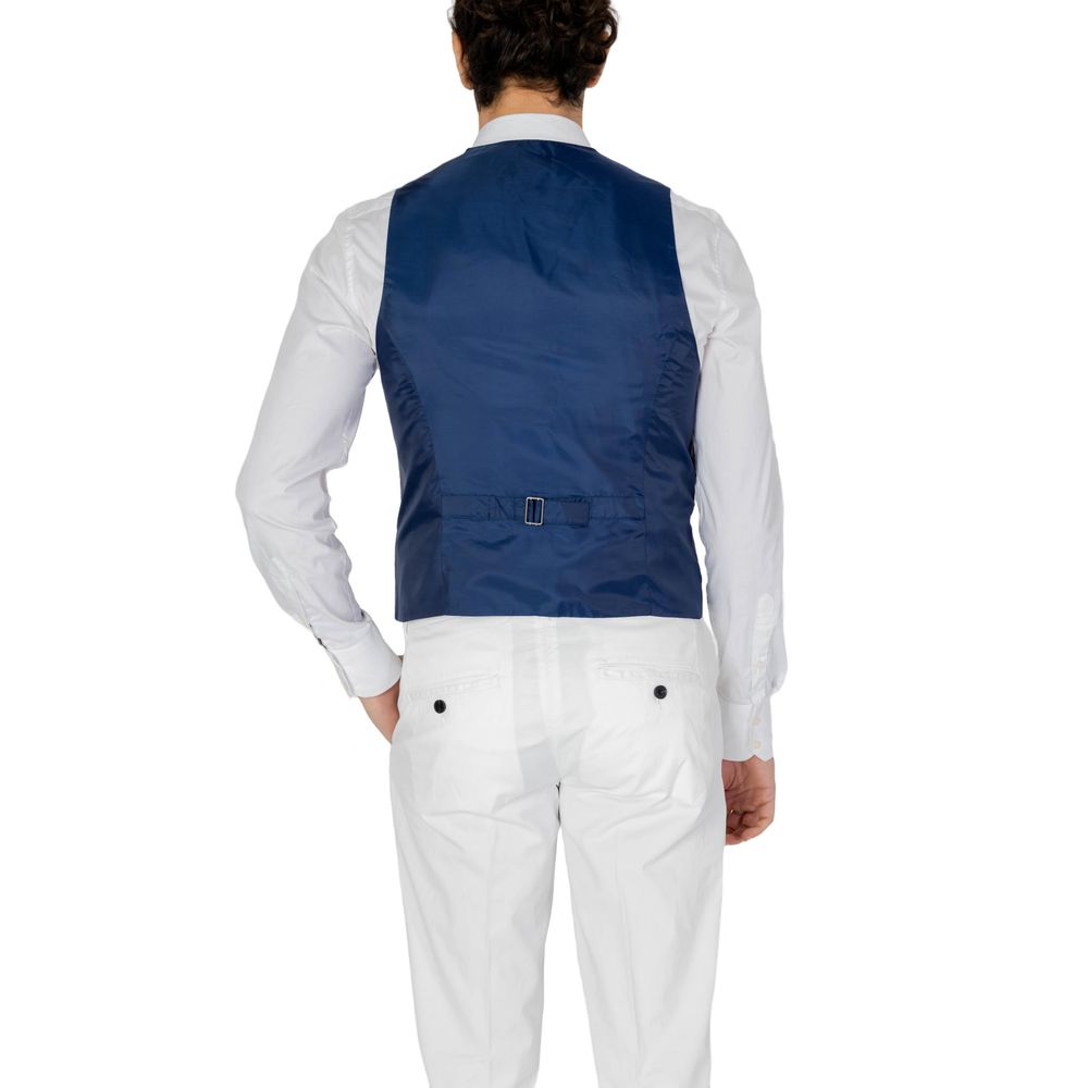 Front view with bag zipped and handles upright.