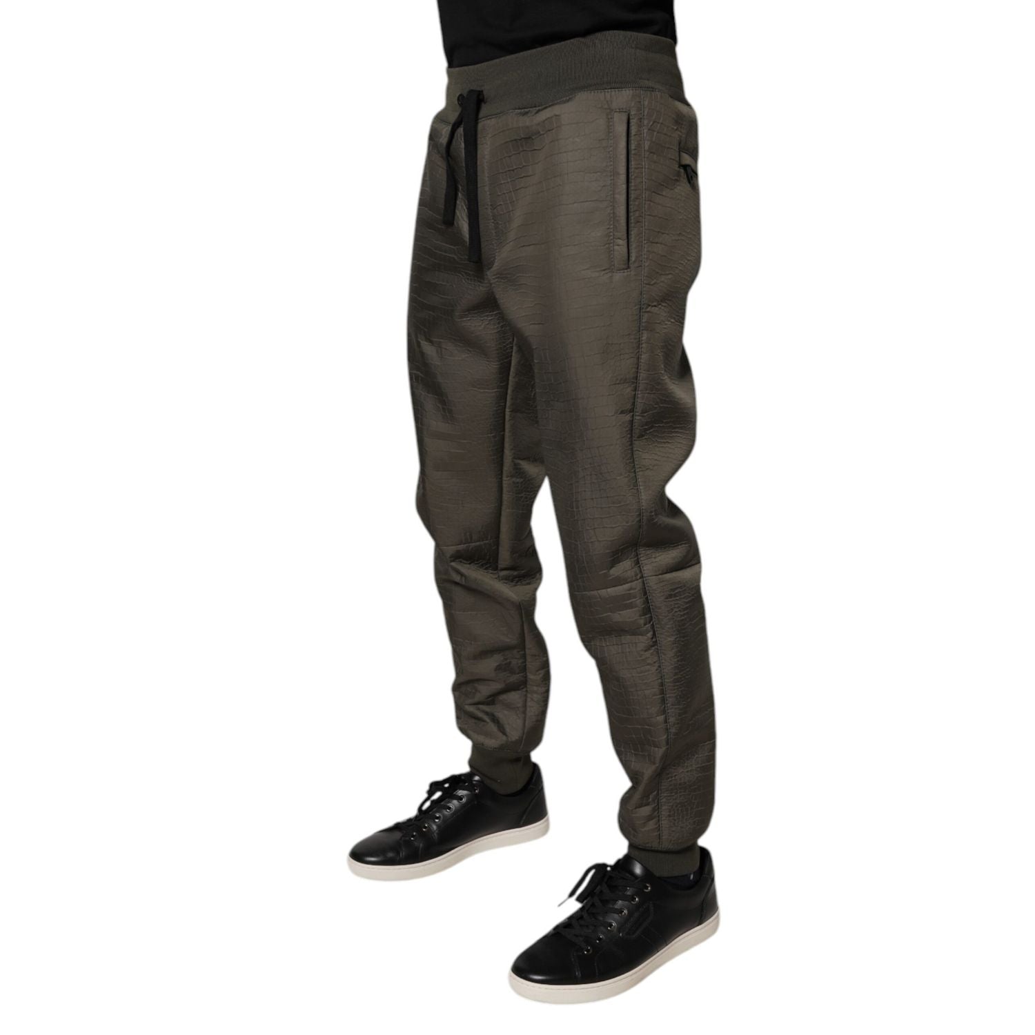 Front view with bag zipped and handles upright.