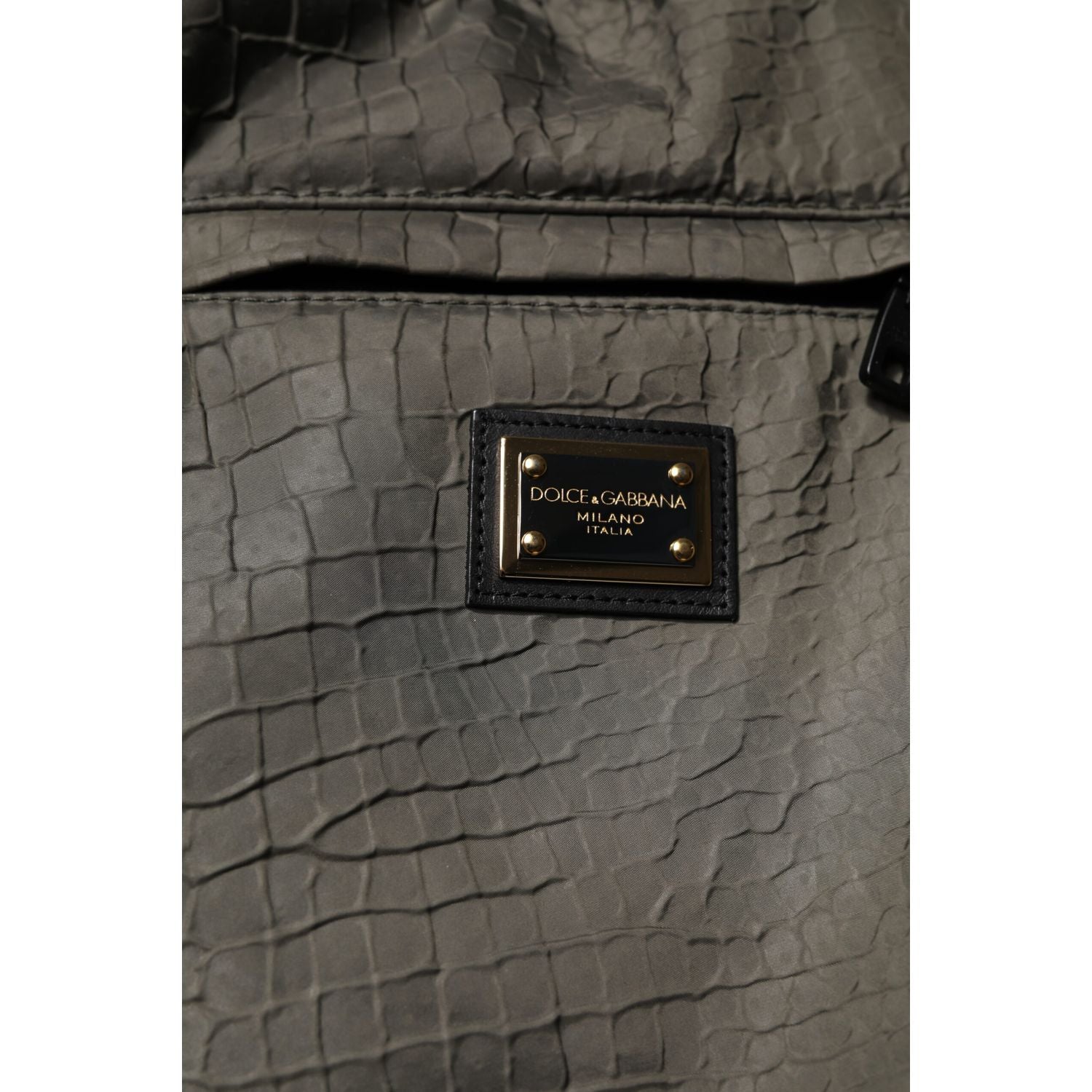 Front view with bag zipped and handles upright.