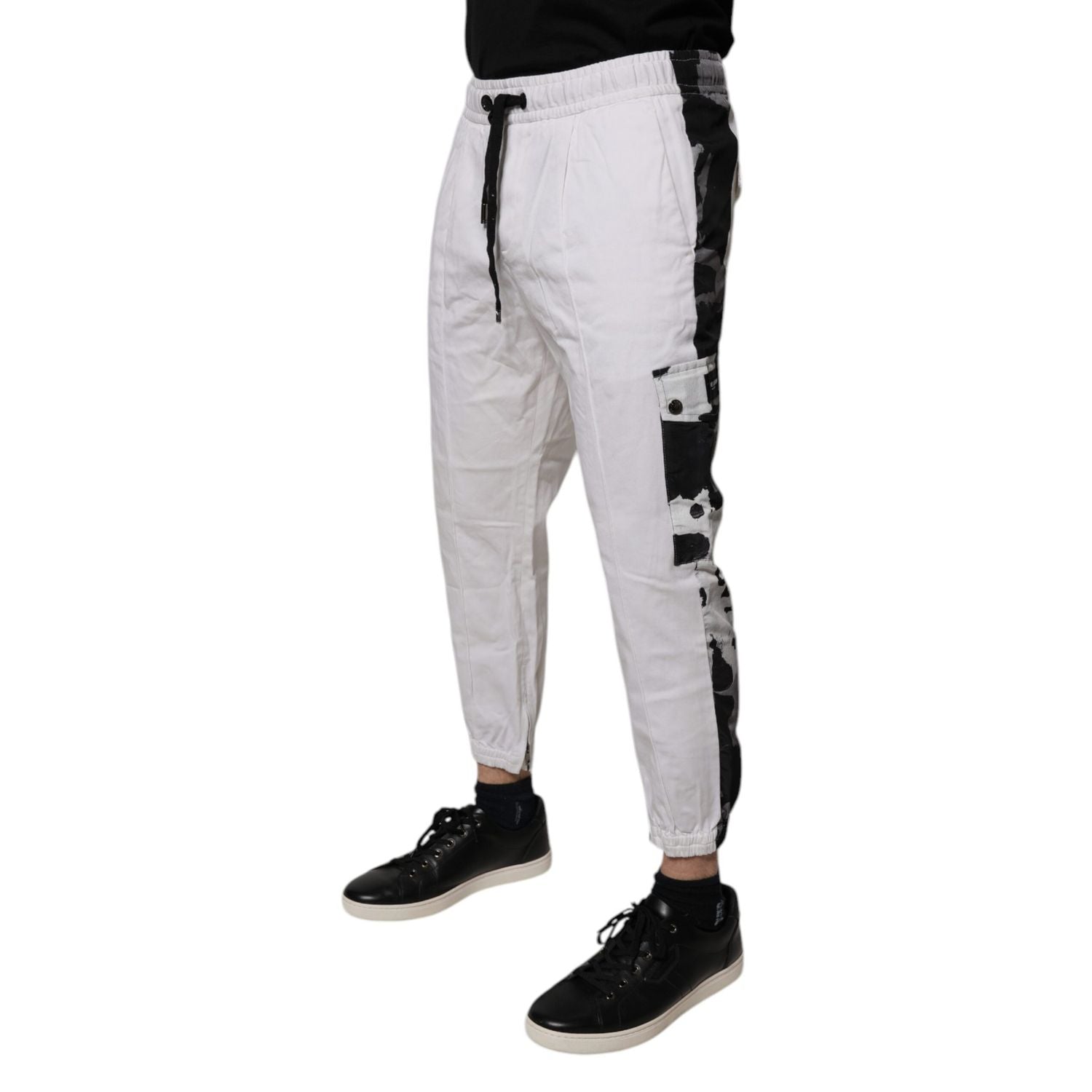 Front view with bag zipped and handles upright.