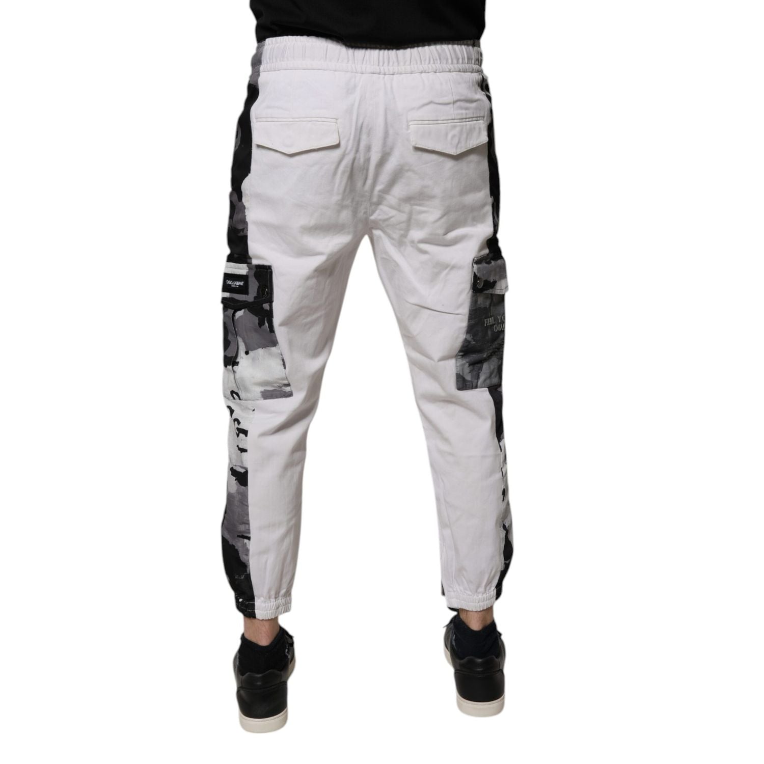 Front view with bag zipped and handles upright.