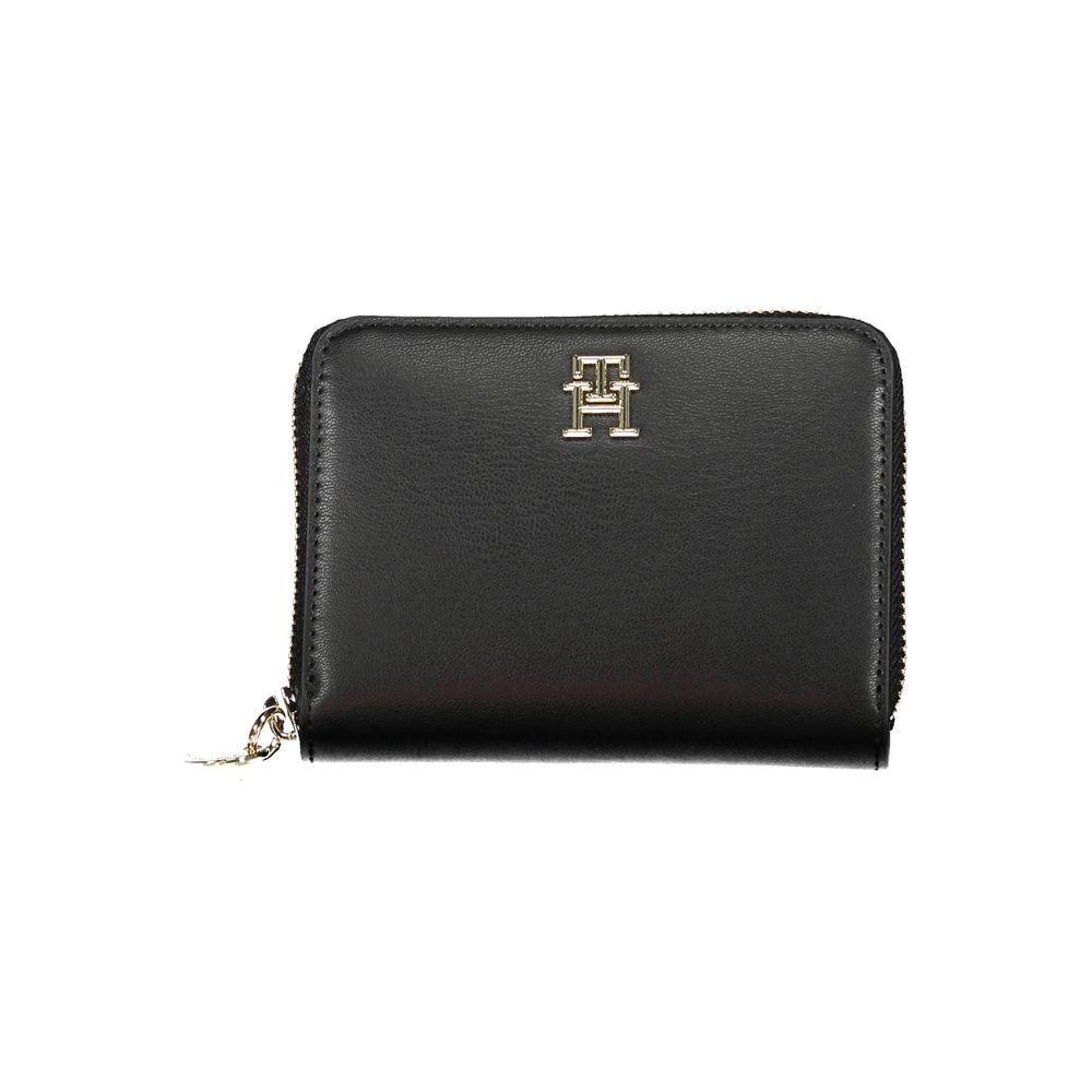 Front view with bag zipped and handles upright.