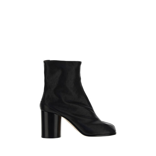 Margiela Black Lamb Ovis Aries Aries Ankle Boots with split toe and cylindrical heel, showcasing avant-garde style and versatility.