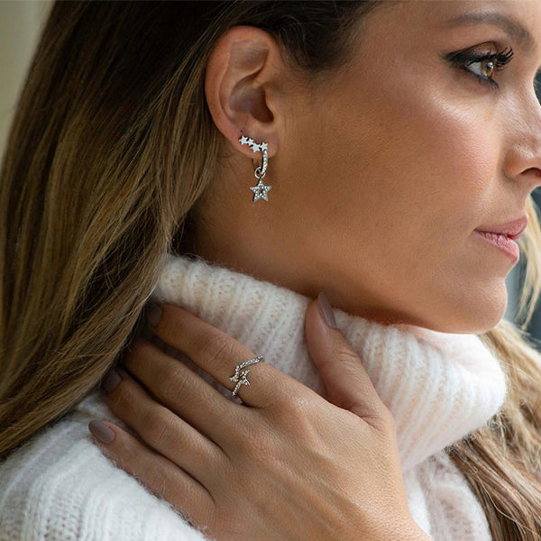 Woman wearing AN JEWELS JEWELRY Mod. ADC.R01SC-7 earrings and ring on white sweater in elegant style