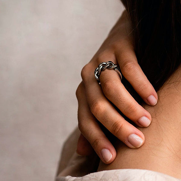 Close-up of hand wearing AN JEWELS JEWELRY Mod. AL.RLY01S-8 silver ring, showcasing elegant design in natural setting