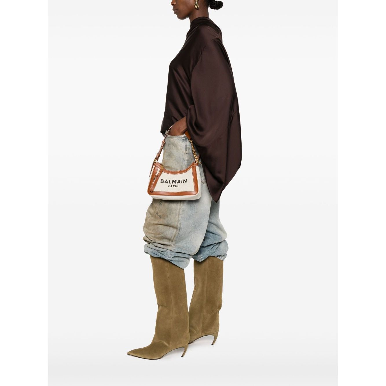 Front view with bag zipped and handles upright.