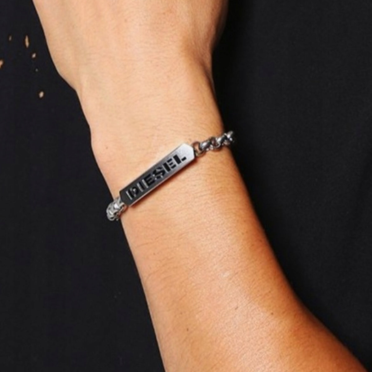DIESEL JEWELS JEWELRY Mod. DX1355931 bracelet on wrist, silver chain design