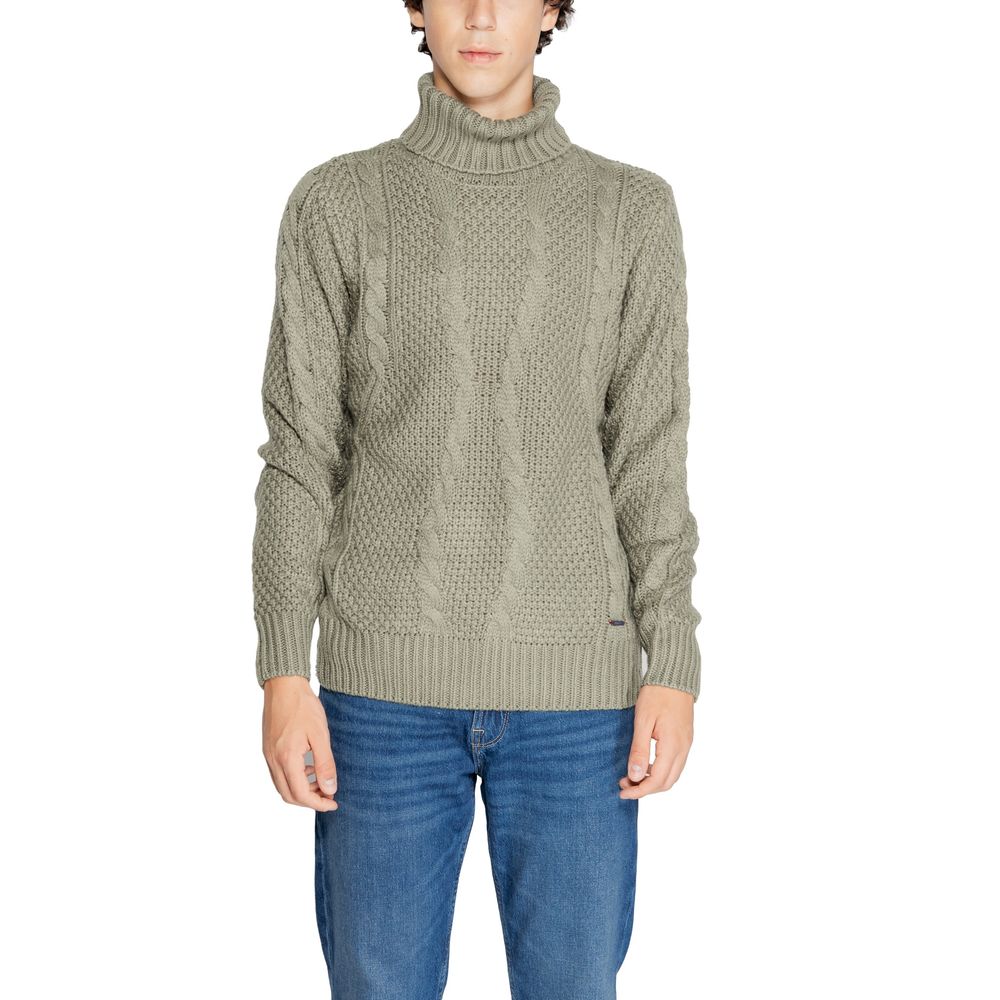 Alt Tag: Man wearing a Gianni Lupo Green Polyester Sweater, part of the men's fall/winter knitwear collection.