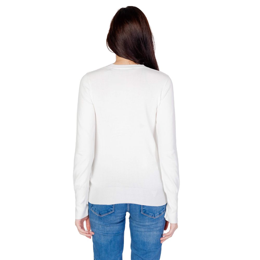 Rear view of woman wearing Guess White Cotton Sportswear jersey, fall/winter collection, 100% cotton, casual fashion.