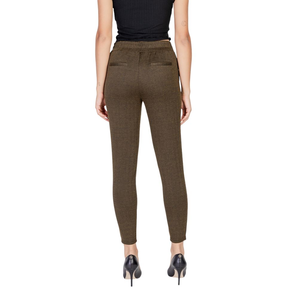 Back view of woman wearing ICHI Green Polyester Skinny Pant, fall/winter collection, women's pants with 73% polyester, 25% viscose, 2% elastane.