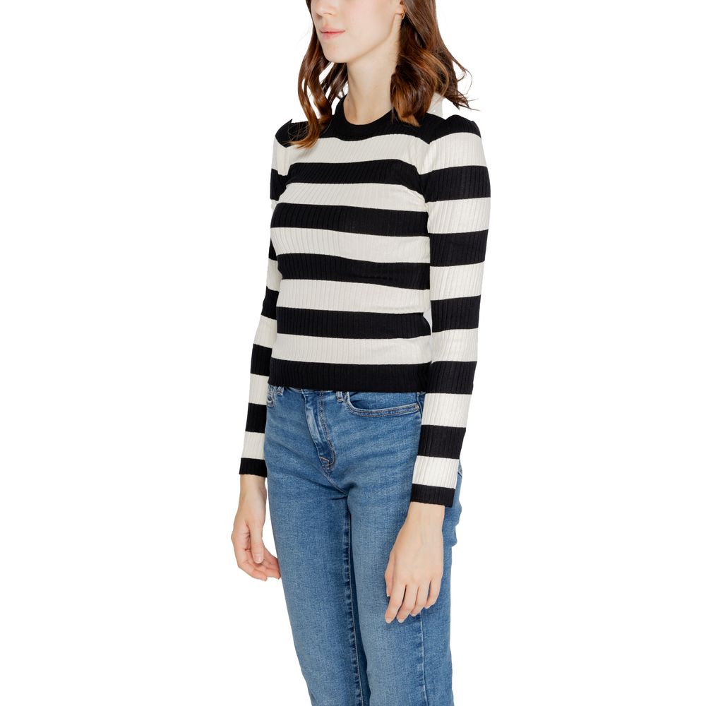 Woman wearing Jacqueline De Yong Black Viscose Sportswear knitwear for Fall/Winter collection, made of 52% viscose.