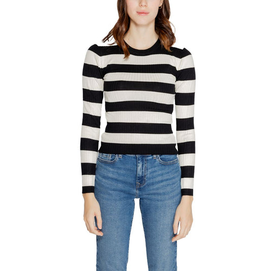 Woman wearing Jacqueline De Yong Black Viscose Sportswear knit sweater, part of the fall/winter collection, made of viscose, polyester, nylon.