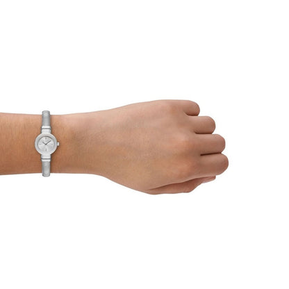 Alt Tag: Woman wearing MICHAEL KORS Mod. GRAMERCY wristwatch, 22mm case, elegant design, shown on wrist with official packaging.
