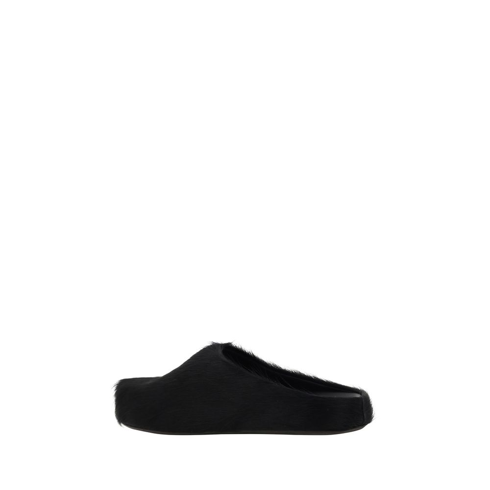 Marni Fussbett Mules with colored fur, slip-on style, closed front, flat rubber sole, for style and comfort.