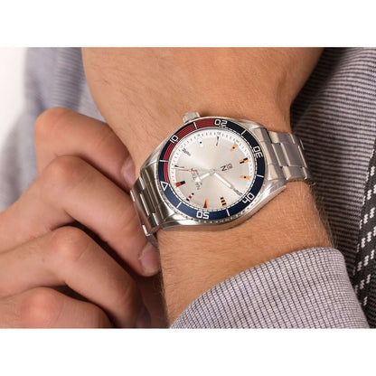 Man wearing NAUTICA Mod. NAPFWS005 watch with quartz analog movement and multifunction features, water resistant up to 5 ATM.