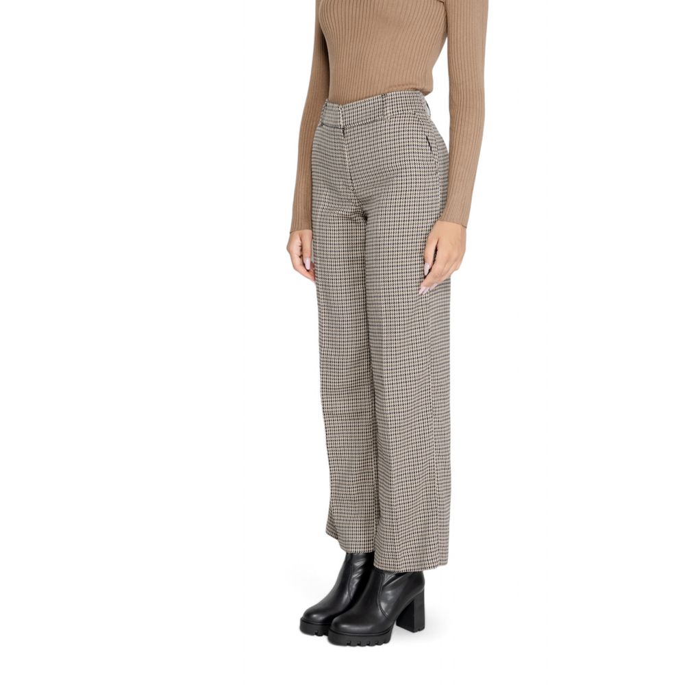Woman wearing Only Beige Polyester Pant, fall/winter collection, side view with black boots, focuses on polyester blend texture.