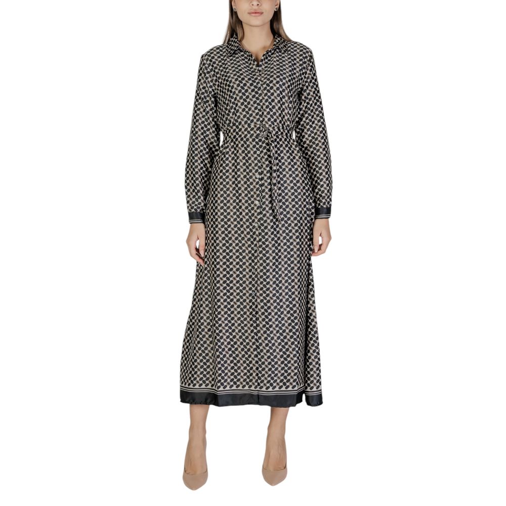 Only Black Recycled Polyester Long women’s fall/winter dress with geometric pattern, featuring sustainable fabric blend.