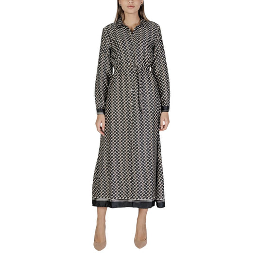 Only Black Recycled Polyester Long women’s fall/winter dress with geometric pattern, featuring sustainable fabric blend.