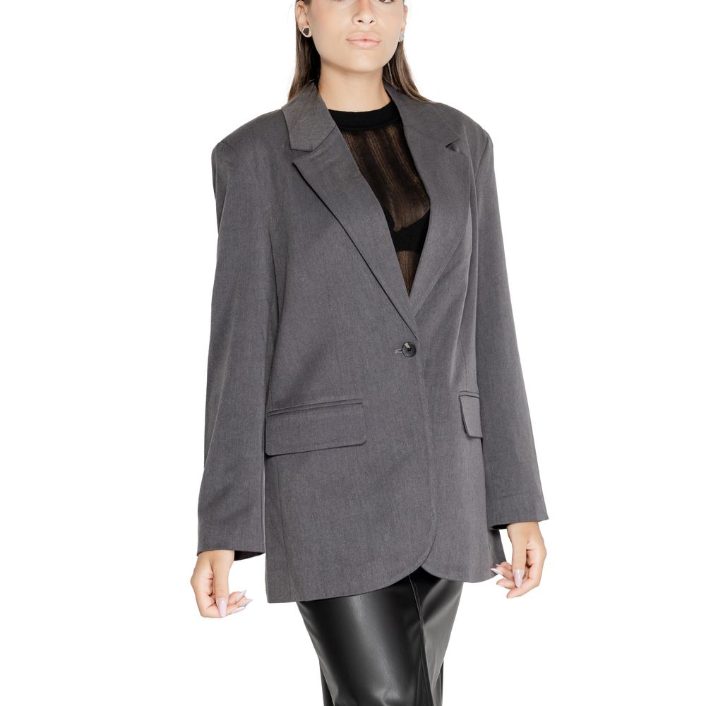 Woman wearing Only Gray Recycled Polyester Blazer, suitable for fall and winter, made of recycled polyester, viscose, polyester, and elastane.