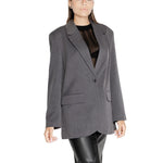 Woman wearing Only Gray Recycled Polyester Blazer, suitable for fall and winter, made of recycled polyester, viscose, polyester, and elastane.