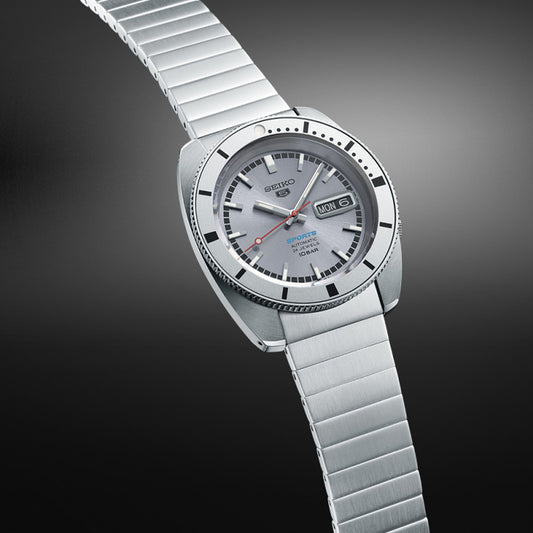 SEIKO 5 Mod. SPORTS Automatic silver watch with metal bracelet against a gray background