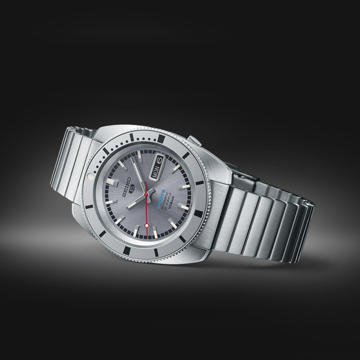 SEIKO 5 Mod. SPORTS Automatic watch with stainless steel bracelet on dark background.