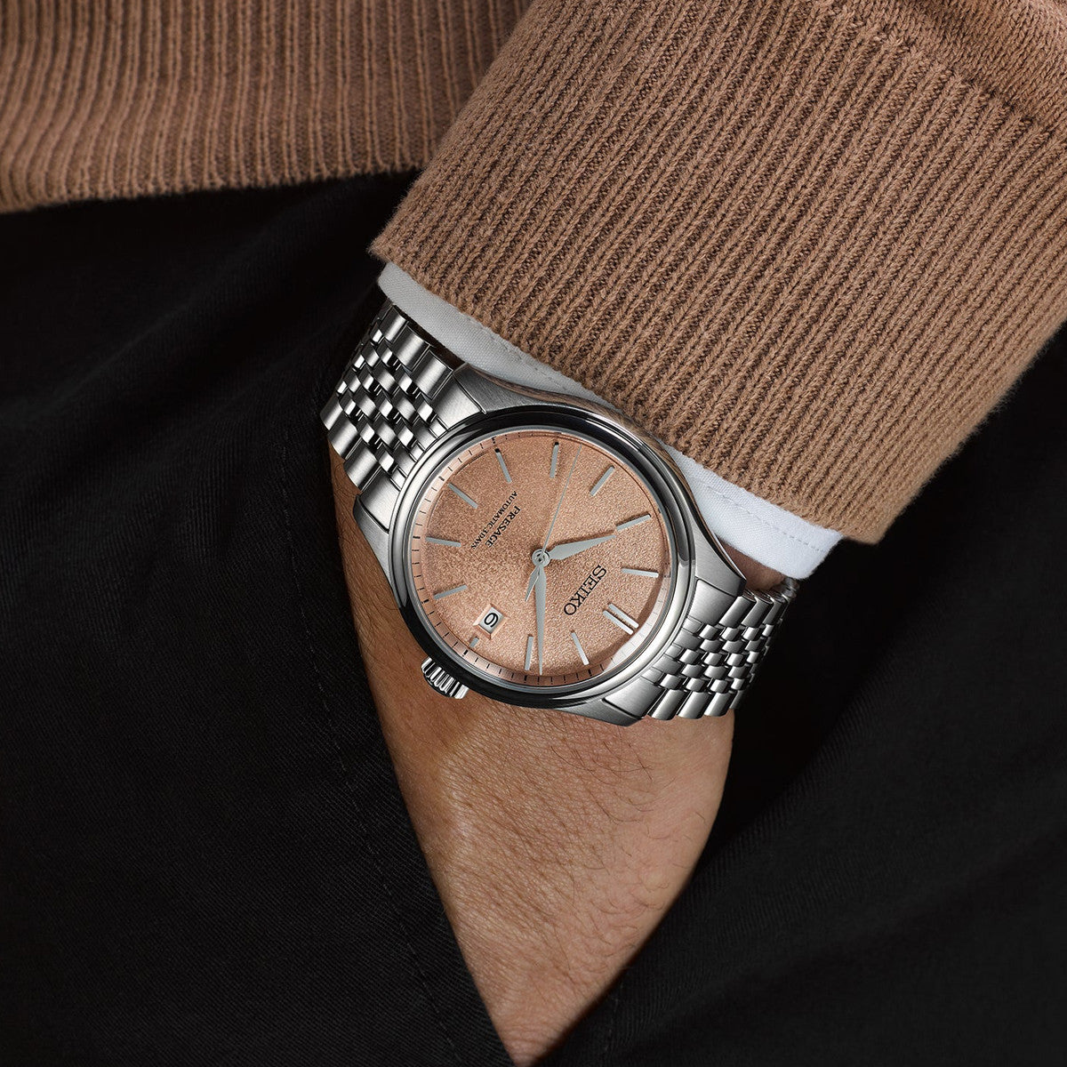 Man wearing the SEIKO PRESAGE Mod. CLASSIC wristwatch, featuring a stainless steel band and elegant watch face.