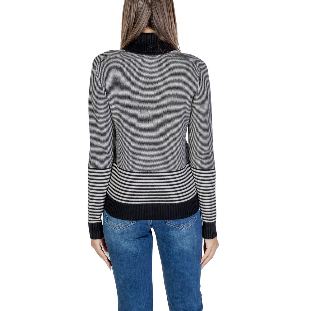 Front view with bag zipped and handles upright.
