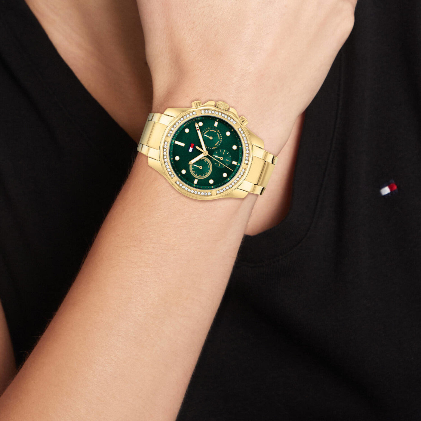 TOMMY HILFIGER Mod. 1782614 watch on wrist, gold bracelet, green dial, quartz analog, 24h function, ladies' fashion, official packaging, 41mm case.