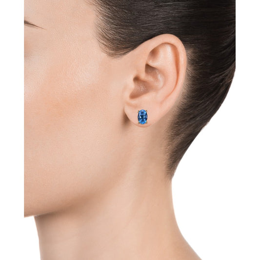 Close-up of a model wearing VICEROY JEWELS Mod. 13129E100-53 silver quartz analog earrings with blue stones, on a woman's ear.