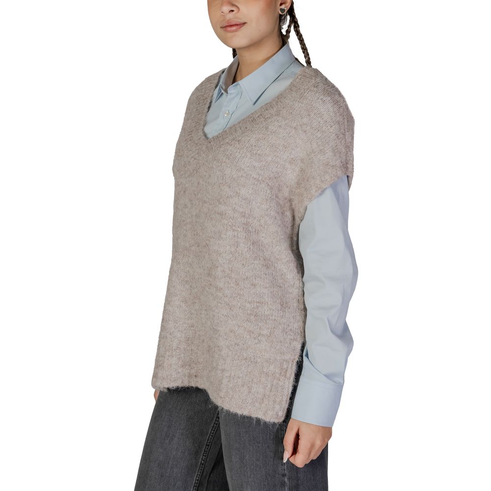 Front view with bag zipped and handles upright.