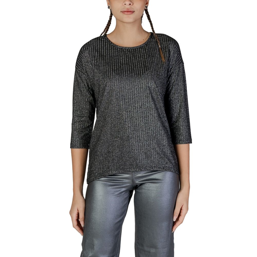 Model wearing Vero Moda Bicolor Recycled Polyester Long Sleeve women's t-shirt, fall/winter collection.