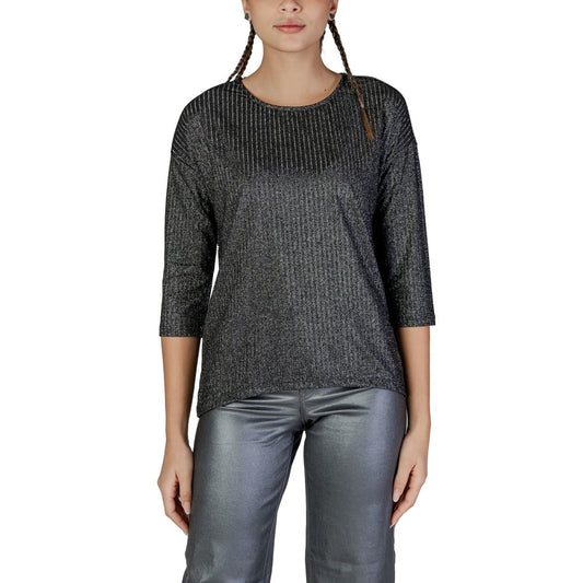Model wearing Vero Moda Bicolor Recycled Polyester Long Sleeve women's t-shirt, fall/winter collection.