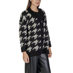 Woman wearing Vero Moda Black And White Marabou Cardigan with oversized houndstooth pattern