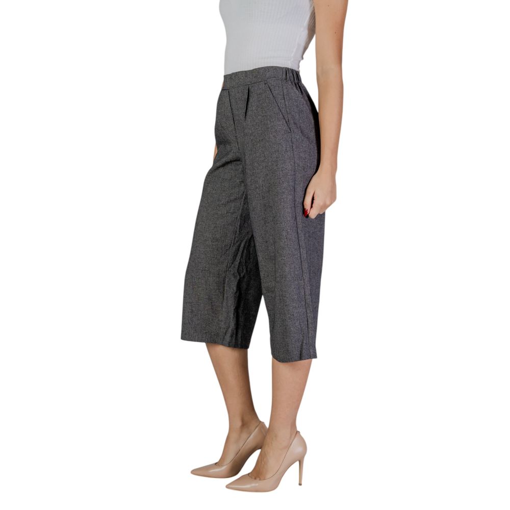 Vero Moda Black And White Polyester Cropped Pant for fall/winter; stylish women's pants with viscose and elastane blend.